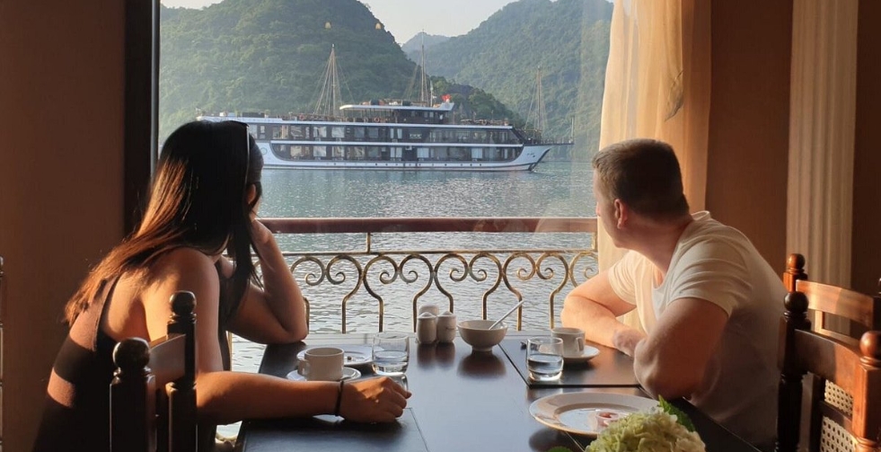 Have meal in Halong Bay Cruise