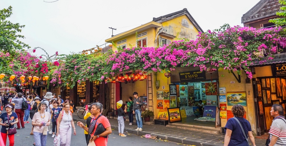 Walking through Hoi An Ancient Street